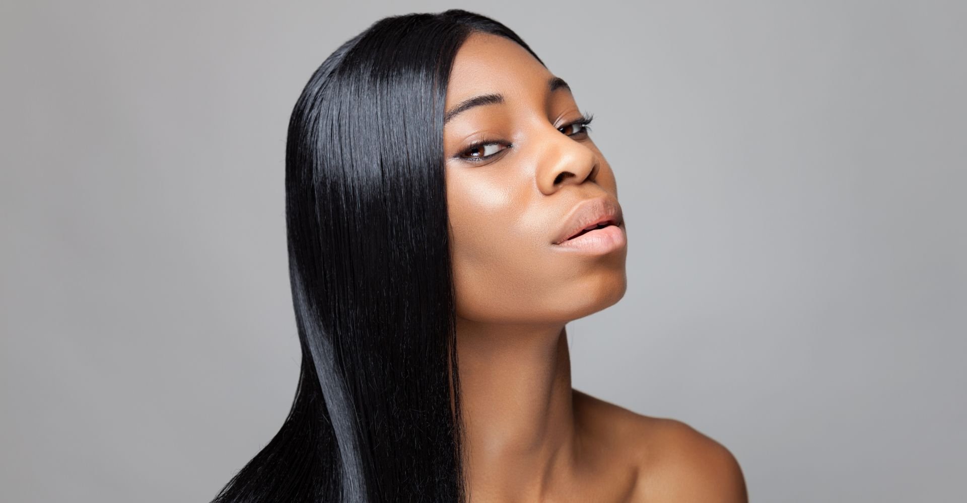 Mulher negra com cabelos coloridos e hidratados com ácido glicólico